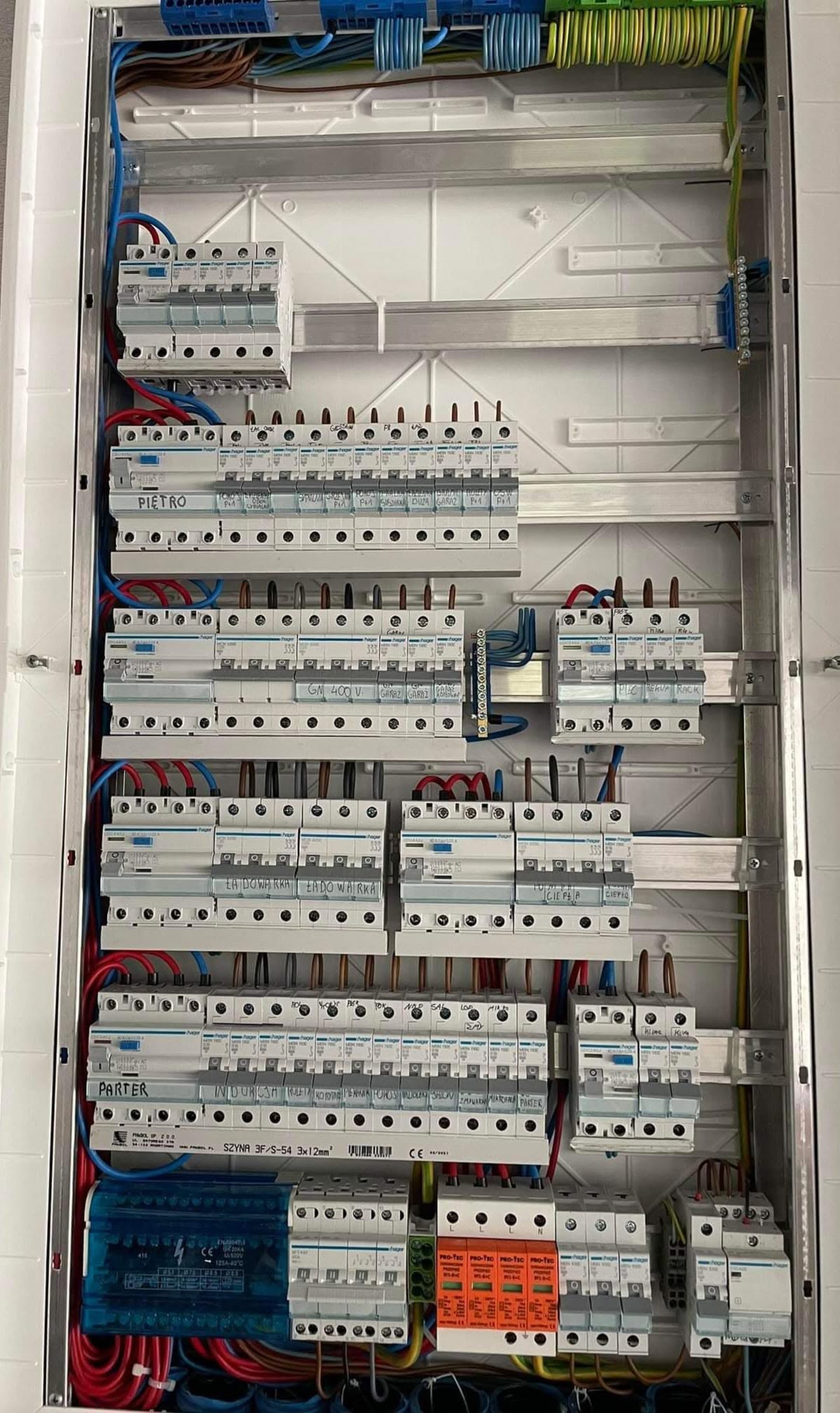 Rozdzielnica elektryczna z wyłącznikami nadprądowymi i różnicowoprądowymi — zdjęcie 3 z 6