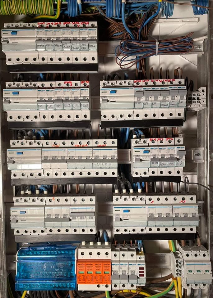 Rozdzielnica elektryczna z wyłącznikami nadprądowymi i różnicowoprądowymi — zdjęcie 4 z 6