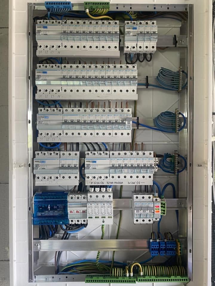 Rozdzielnica elektryczna z wyłącznikami nadprądowymi i różnicowoprądowymi — zdjęcie 6 z 6